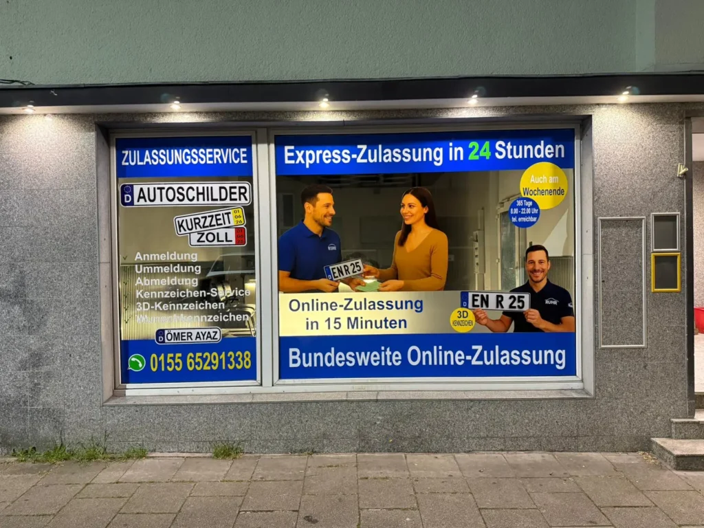 Beleuchtetes Schaufenster von RUHR KFZ am Abend