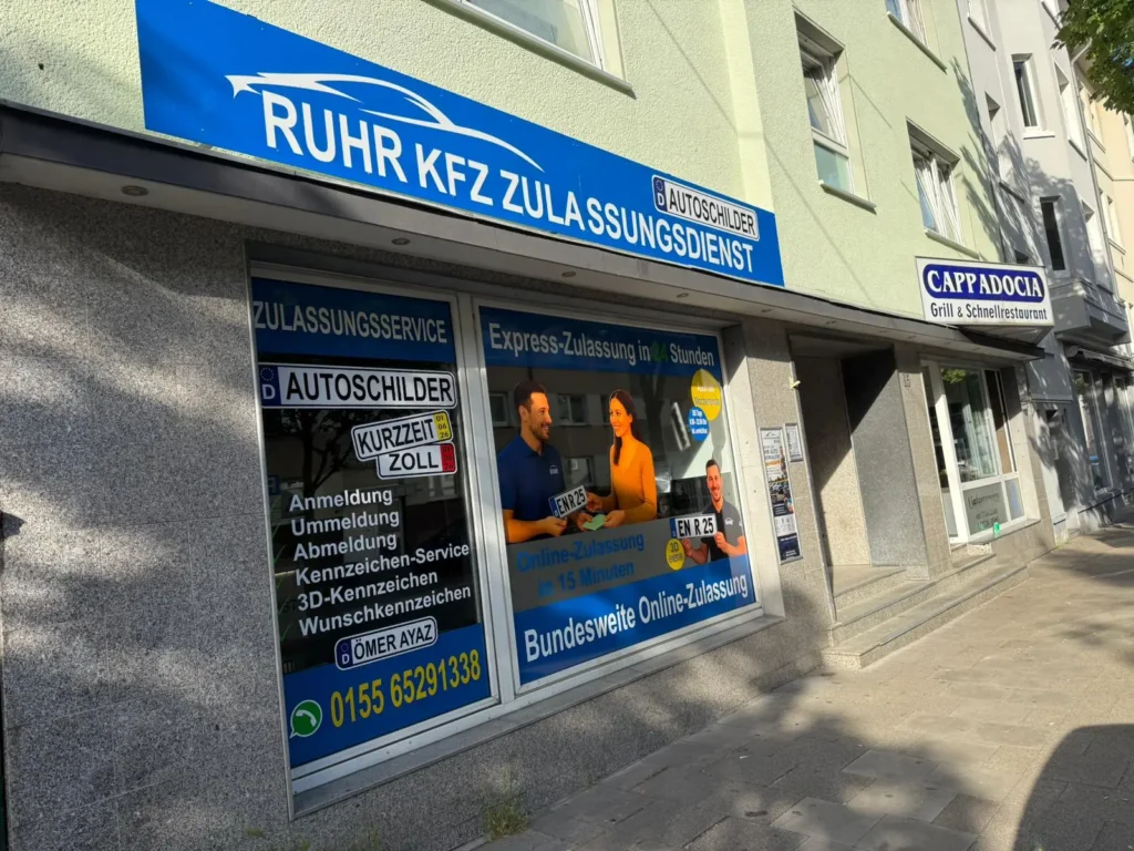 Schräge Ansicht der Ladenfront von RUHR KFZ in Hattingen